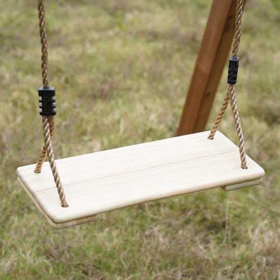 Houten schommelzitje met touwen en zwarte klemmen.