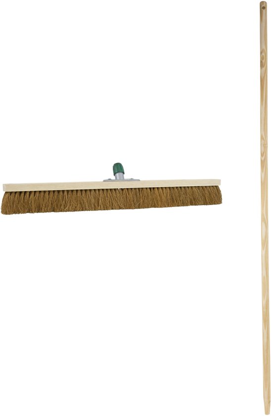 Brede bezemkop met kokosvezels en een houten steel, tentoongesteld naast elkaar.