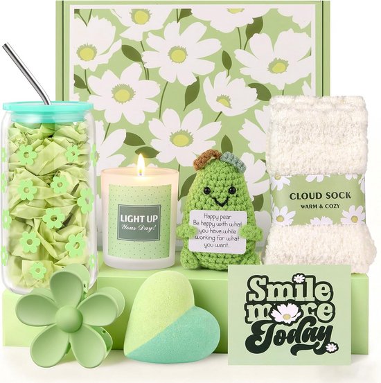 Une boîte cadeau contenant une tasse Daisy, des chaussettes en laine, une poire au crochet, une bombe de bain en forme de cœur, une pince à cheveux fleurie et une bougie.