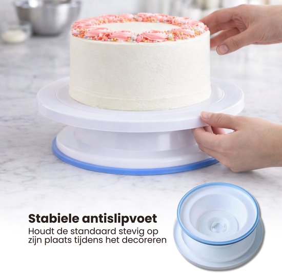 Wit draaibaar taartplateau met blauwe antislipvoet, met een taart bovenop.