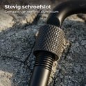 Zwarte karabijnhaak met schroefslot, gemaakt van verfijnd aluminium. De textuur is geruit.