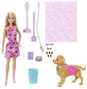 Barbie in roze jurk met bloemen, met bruine hond met roze tas. Set bevat speelgoedvuilnisbak, schep, bot en hondenvoer.