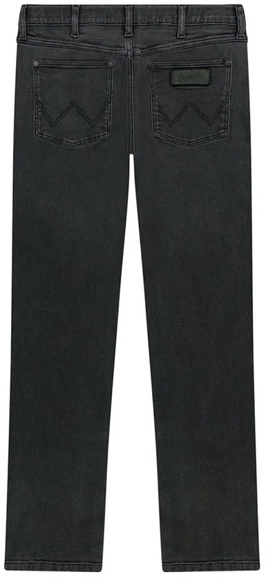 Achterkant van een grijze spijkerbroek met een zwart Wrangler logo-patch.