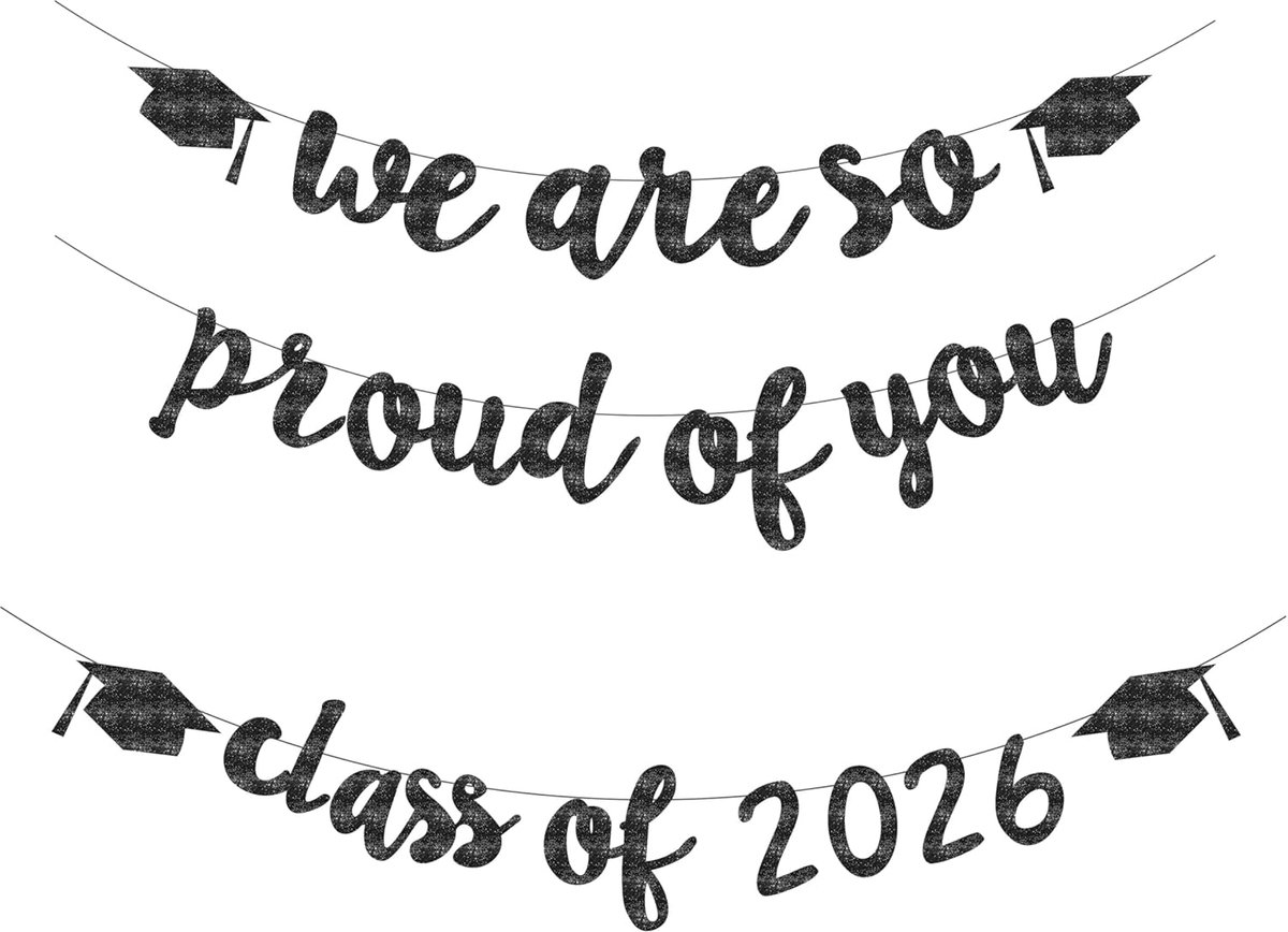 Daity Twee sets afstudeerdecoraties voor 2026 - inclusief "We Are So Proud of You" - een "class of 2026"-bord en voorgemonteerde afstudeervlaggen en -kransen - geschikt voor afstudeerfeesten op de middelbare school/universiteit (zwart).