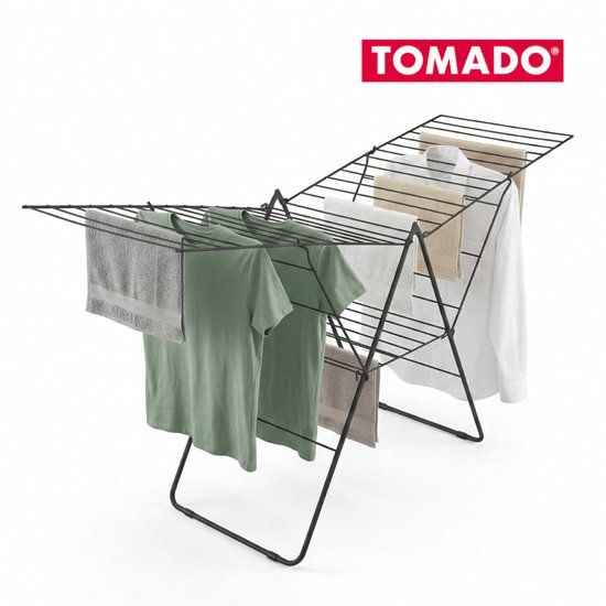 Porte-linge noir avec t-shirts gris et verts, serviettes blanches et beiges et une blouse blanche.