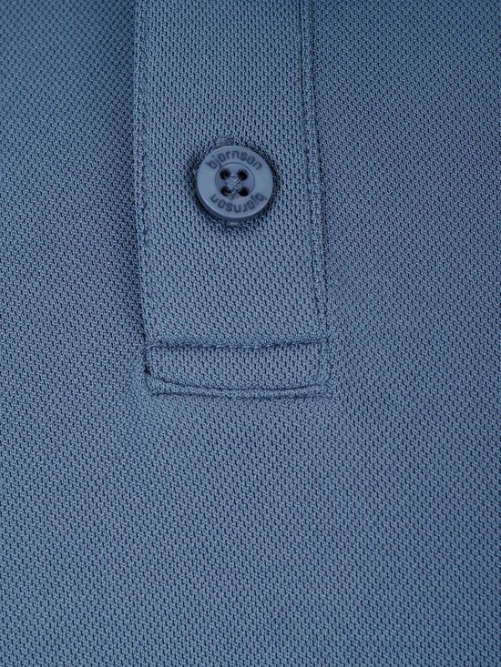 Sluiting van een blauw poloshirt met logo knopen.