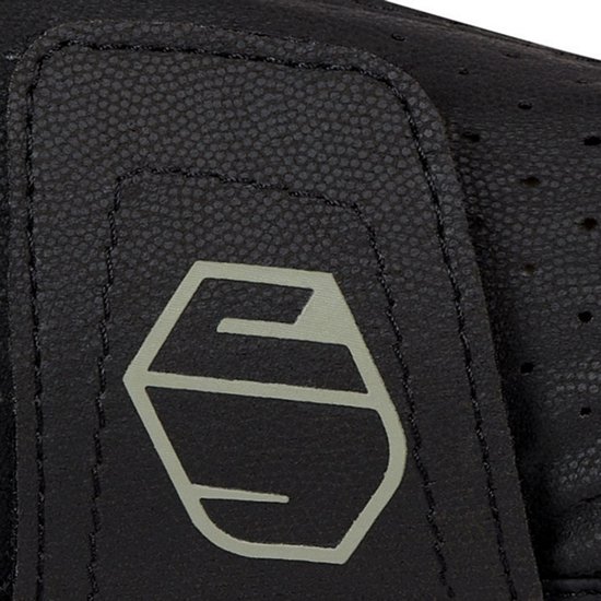 Detail van zwarte handschoen met Samshield logo en perforaties.