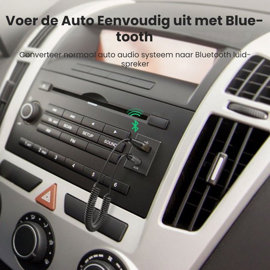 Zilverkleurige Ugreen Bluetooth adapter met aux-kabel in een auto radio.
