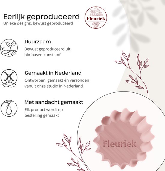 Roze vaas met de tekst Fleuriek, met geribbelde structuur en gedetailleerde bloemdecoraties.