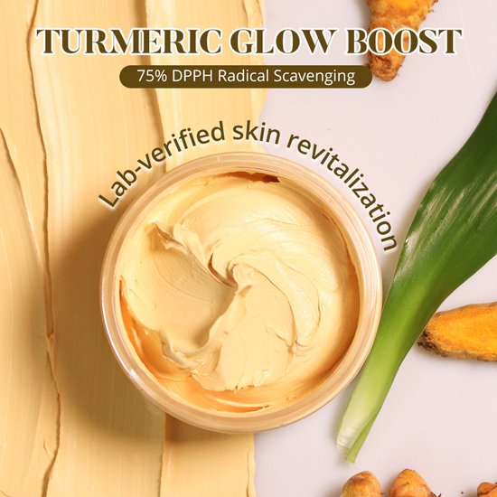Gele pot met "Turmeric Glow Boost" kleimasker, met kurkuma en een blad ernaast. Gele huidverzorgingsproducten op de achtergrond.
