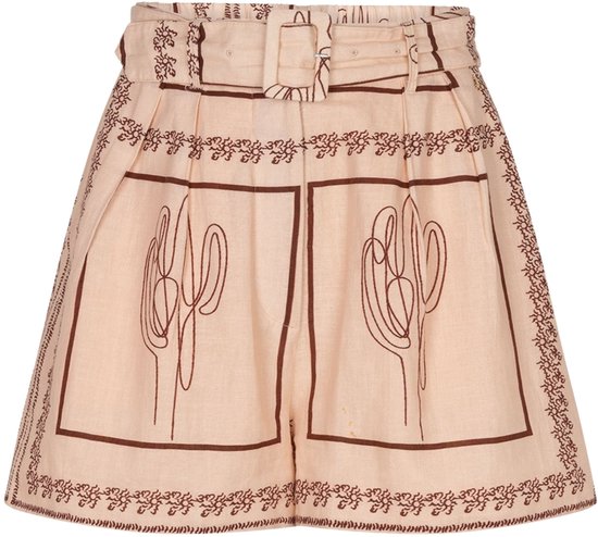 Een beige korte broek met ceintuur, hangend aan een kledinghanger. De broek is bedrukt met cactussen en bruine randen.