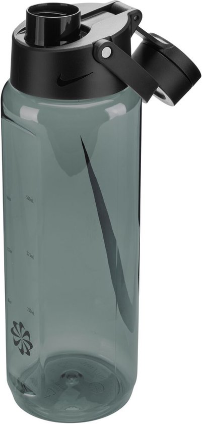 Grijze Nike bidon met zwarte dop en grote swoosh. Capaciteitsmarkeringen in ml aan de zijkant.