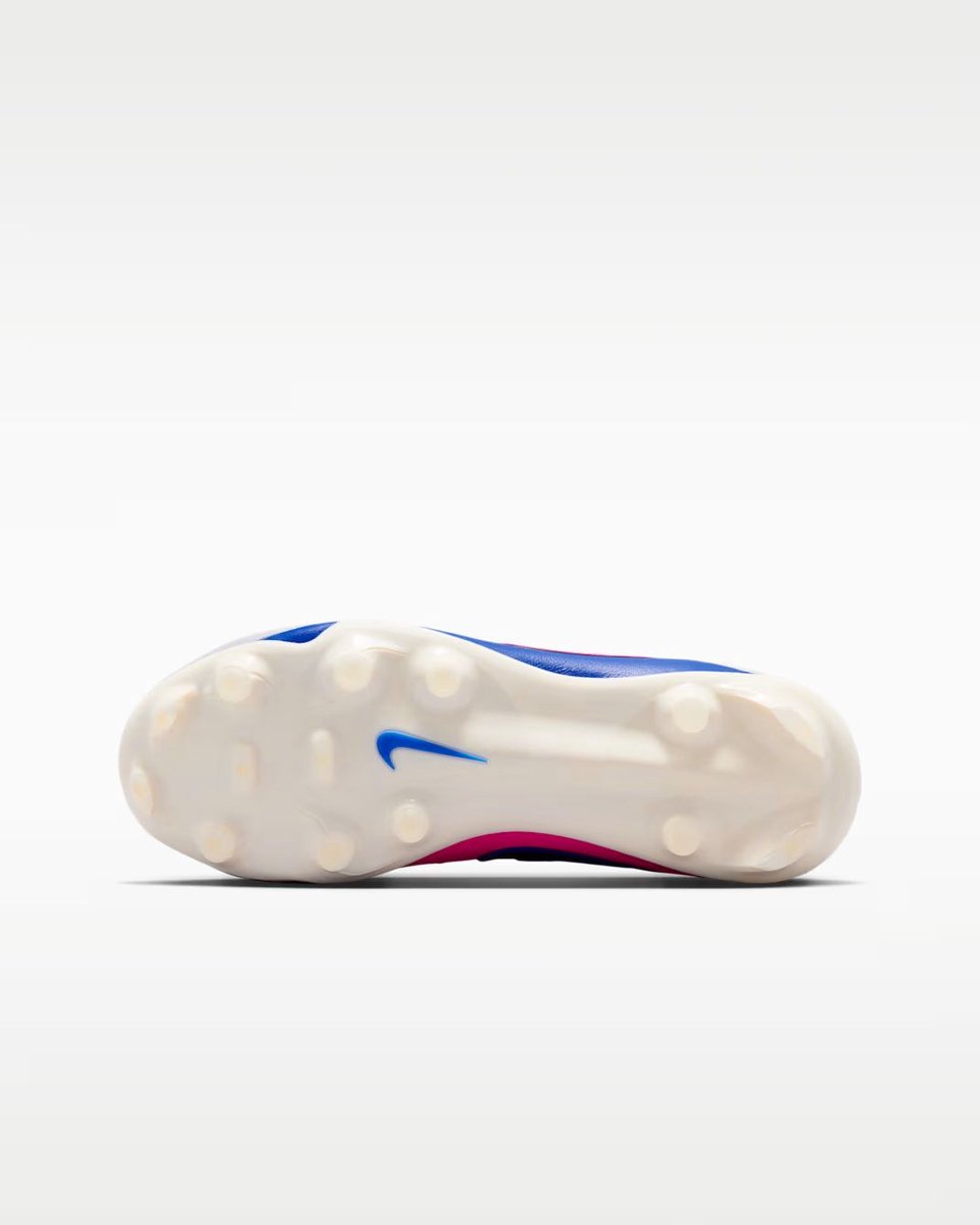 Witte Nike Jr. Tiempo Maestro Academy FG/MG voetbalschoenen met een stevige zool, ontworpen voor jonge spelers.