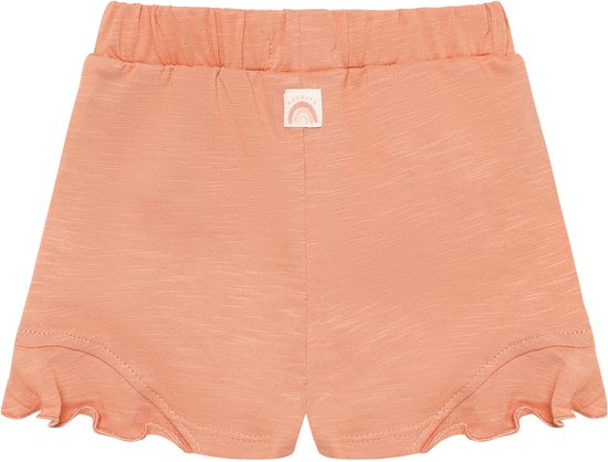 Koraalkleurige baby short met elastische tailleband, gerimpelde randen aan de pijpen en een label met regenboog-icoon op de voorkant.