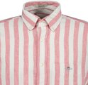 Close-up van de kraag en borst van een roze en witte gestreepte linnen mix blouse.