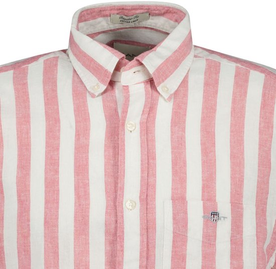 Close-up van de kraag en borst van een roze en witte gestreepte linnen mix blouse.