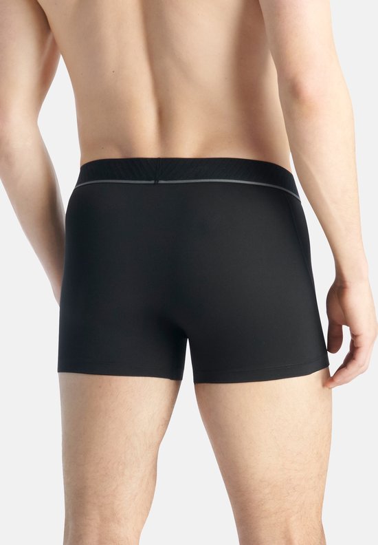 Achterkant van zwarte Adidas boxershorts met grijze tailleband.