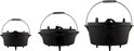 Drie gietijzeren Dutch ovens van verschillende grootte, met deksels en handvatten.