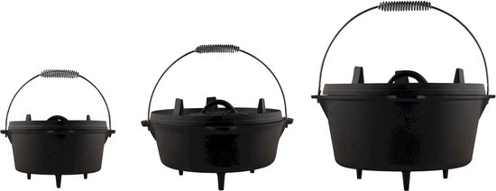 Drie gietijzeren Dutch ovens van verschillende grootte, met deksels en handvatten.