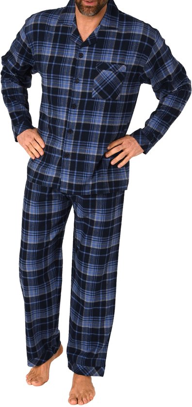 Man met pyjamaset: blauw, zwart en grijs geruite flanellen pyjama met lange mouwen