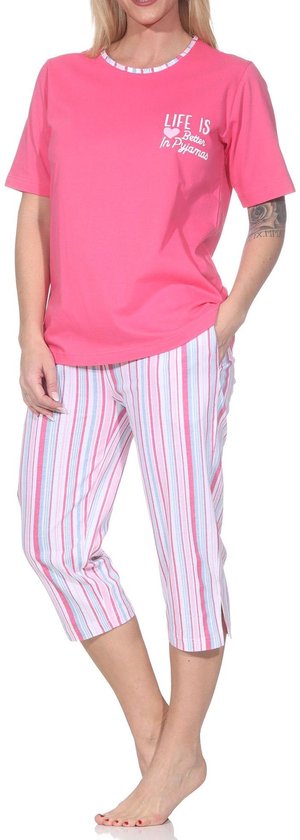 Roze pyjamatop met korte mouwen en de tekst 'Life is better in pyjamas'. Capri pyjamabroek met roze, witte en blauwe strepen.