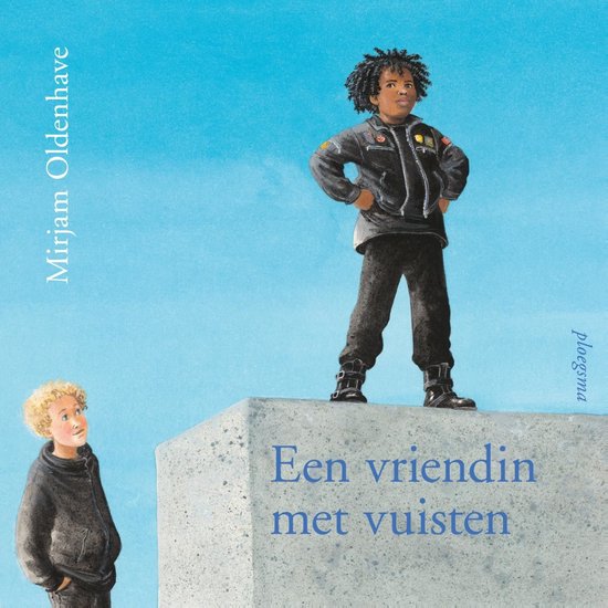 Een jongen met krullend haar, gekleed in een zwarte leren jas, staat met de handen in de zij op een betonnen sokkel. Een andere jongen kijkt naar hem op.