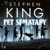 Vijf kinderen met maskers lopen door een begraafplaats. Titel: Pet Sematary.