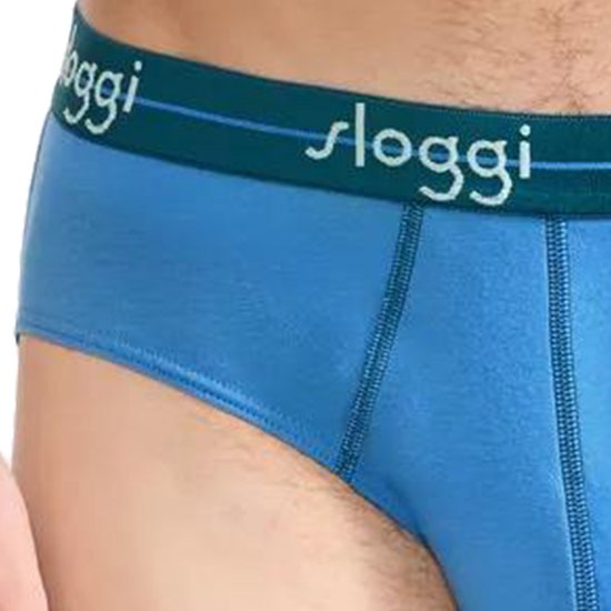 Blauwe Sloggi slip met donkerblauwe tailleband met logo en naden.