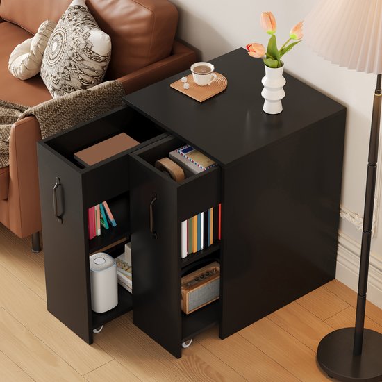 Zwarte archiefkast met boeken, luidspreker en een kopje koffie.