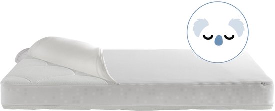 Witte babymatras met Airgosafe topper, met een illustratie van een slapende koala.