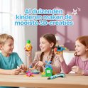 Drie kinderen maken plezier met 3D-creaties: een ananas, helikopter en molen, gemaakt met een blauwe 3D pen.
