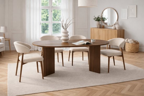 Ovale eettafel van donker hout met vier beige stoffen stoelen met houten frame.