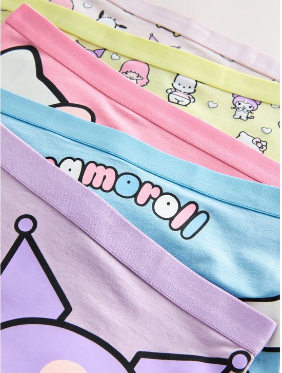Een stapel van 5 verschillende onderbroeken in pastelkleuren met Sanrio-personages. Van boven naar beneden: lichtroze, pastelgeel, roze, lichtblauw en lila.