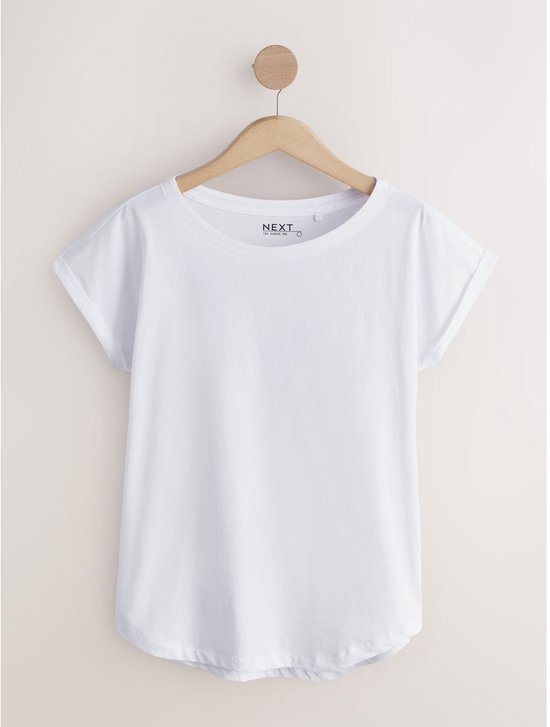 Een wit effen T-shirt met kapmouwtjes, hangend aan een kledinghanger.