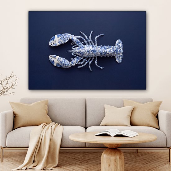 Delftsblauwe kreeft op een donkerblauwe achtergrond, hangend boven een bank met kussens en salontafel met open boek.