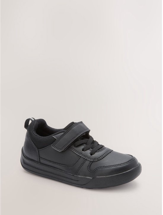 Zwarte sneaker met klittenbandsluiting en elastische veters, op een witte achtergrond.