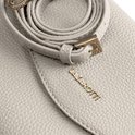 Close-up van de goudkleurige 'LAZAROTTI' logo op de crèmekleurige lederen clutch.