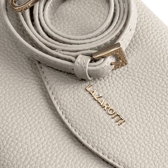 Close-up van de goudkleurige 'LAZAROTTI' logo op de crèmekleurige lederen clutch.