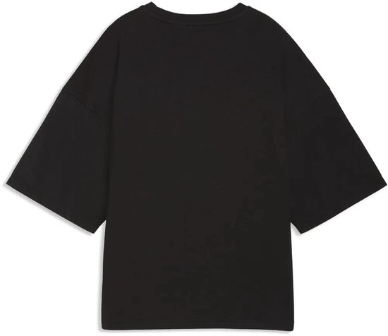 Achterkant van een zwart PUMA oversized T-shirt met korte, wijde mouwen.