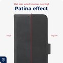 Vergelijking van een zwart lederen telefoonhoesje op Dag 1 en Dag 100, met patina-effect.