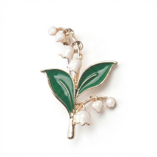 Gouden broche met witte lelietjes van dalen en groene bladeren, op een witte achtergrond.