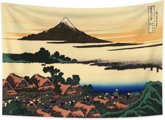 Een wandtapijt met de berg Fuji en een dorp, traditionele Japanse kunst met mensen op pad.
