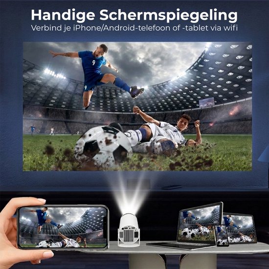 Projector toont voetbalwedstrijd op scherm; telefoon en laptop spiegelen het beeld via wifi.