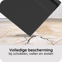 Zwarte tablet hoes die beschermt tegen vallen op een gebarsten tegelvloer.