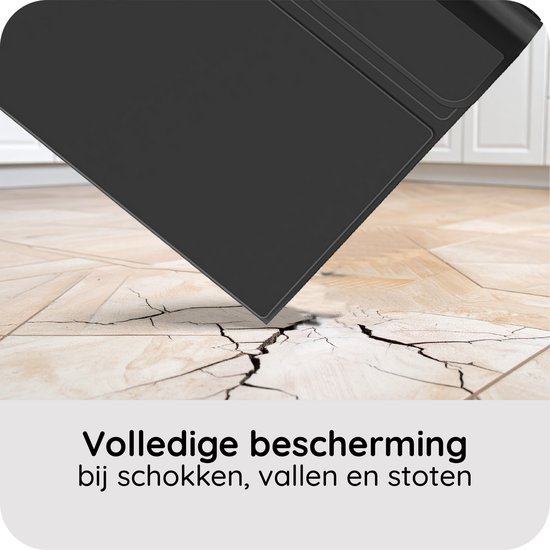Zwarte tablet hoes die beschermt tegen vallen op een gebarsten tegelvloer.