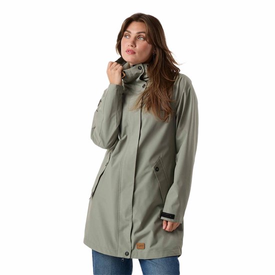 Gros plan sur le col et la capuche d'une veste verte Swedemount pour femme.