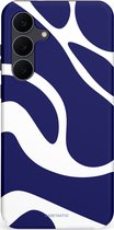Donkerblauwe telefoonhoes met golvend wit patroon.