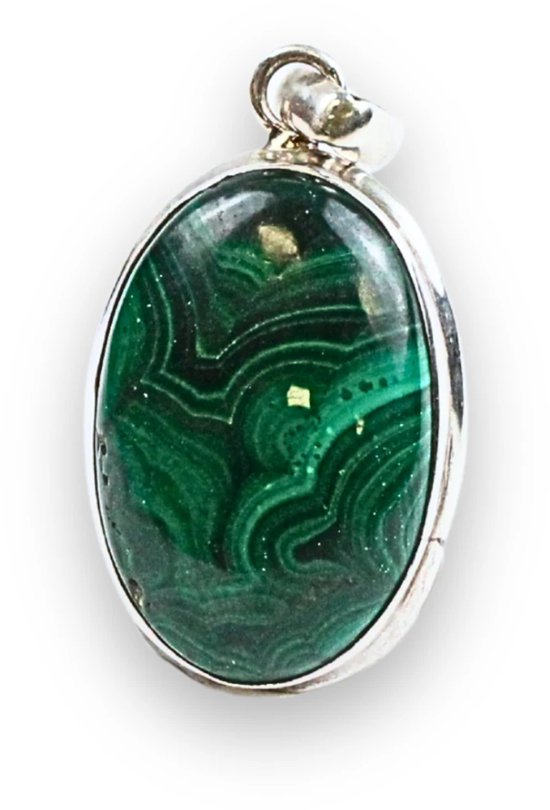 Pendentif ovale en malachite avec bordure argentée et paillettes dorées. Bandes vertes concentriques.