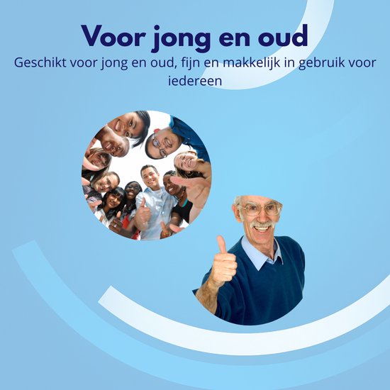 Groep lachende mensen kijkt naar de camera, met een oudere man die duim omhoog geeft.