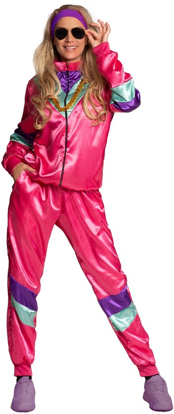 Vrouw in roze trainingspak, jaren 80 stijl, met paarse hoofdband en gouden ketting.